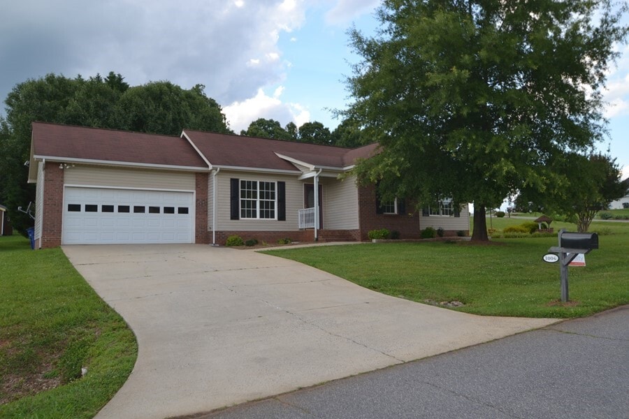 Available July 10th, 2025! Lovely 3 bed 2 ... - Available July 10th, 2025! Lovely 3 bed 2 ...