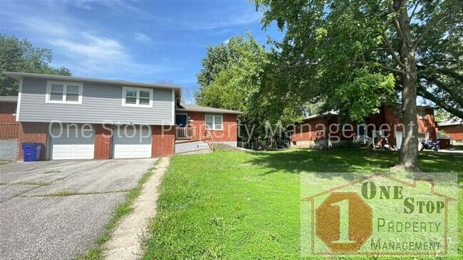 Building Photo - Stunning 3 bedroom, 2 bathroom duplex is L... Rental