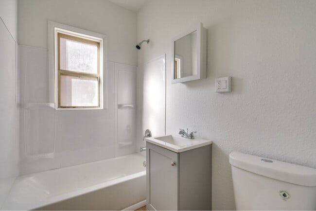 Photo - 2828 S Moreland Blvd Unidad 2