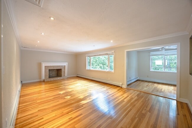 6 Peachtree Ln