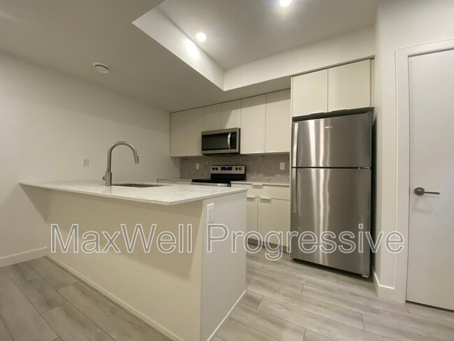 Building Photo - 10455-10143 143 St NW Unit BSMT