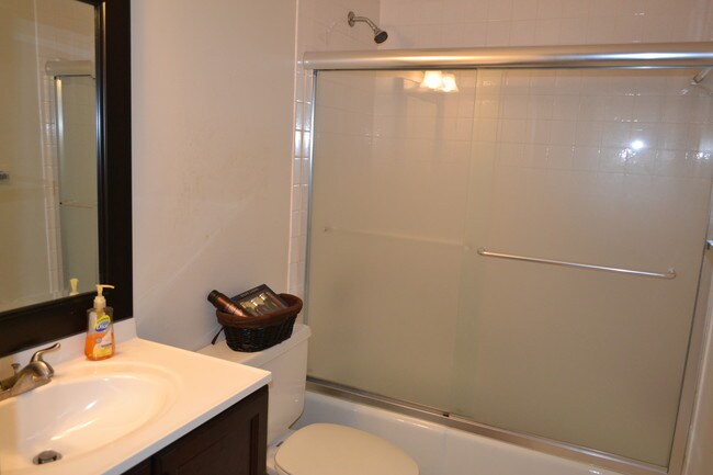 BAÑO PARA HUÉSPEDES - 10022 NW 41st St