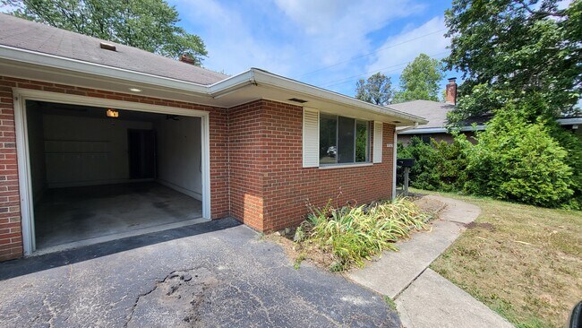 Front Garage - 4365 Glenmawr Ave