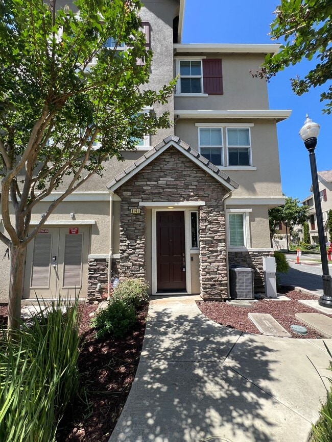 Building Photo - $4295-Beautiful Tri-level 3 Bed/2.5 Ba Townhome in Hampton Park/North San Jose