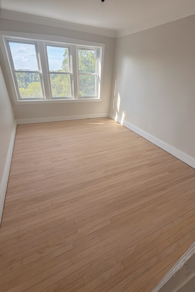 Living/Dining Area - 4301 N Drake Ave Unit 3