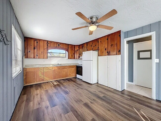 Photo - 652 East Harbor Dr S