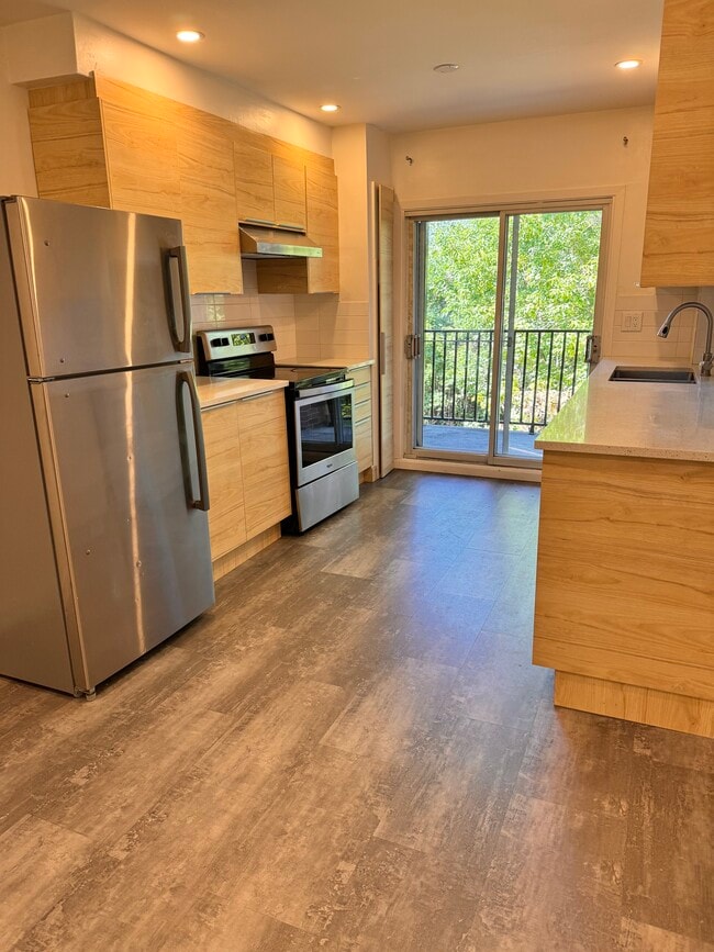 Building Photo - 5400 Av Connaught Unit Large, bright 3 bedroom