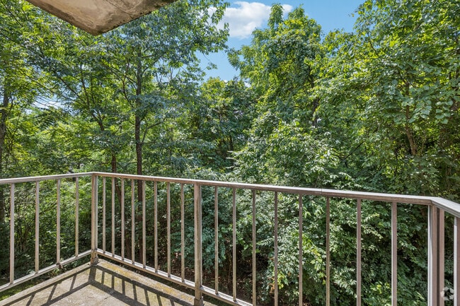 2BR, 1BA - 900SF - Balcony