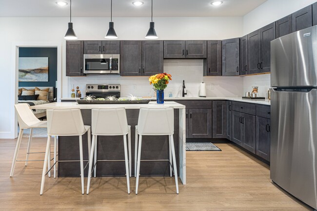 Un espacio bien equipado para las comidas diarias. - Fulton Landing