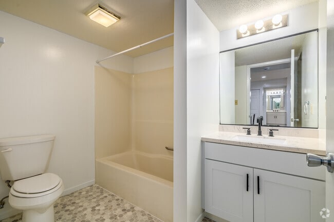 4BR, 2BA - 1,000SF - Bathroom