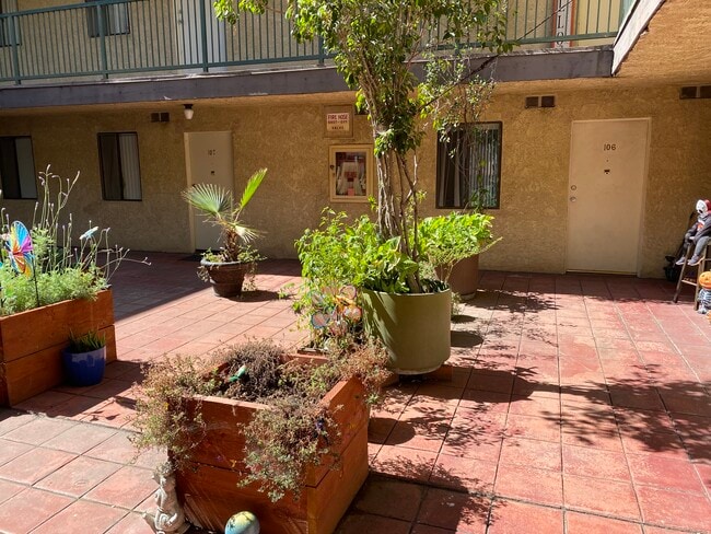Building Photo - 6827 Whitsett Ave Rental