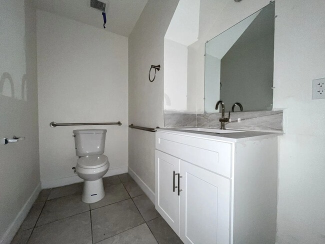 Medio baño en la planta baja - 5017 Clara St