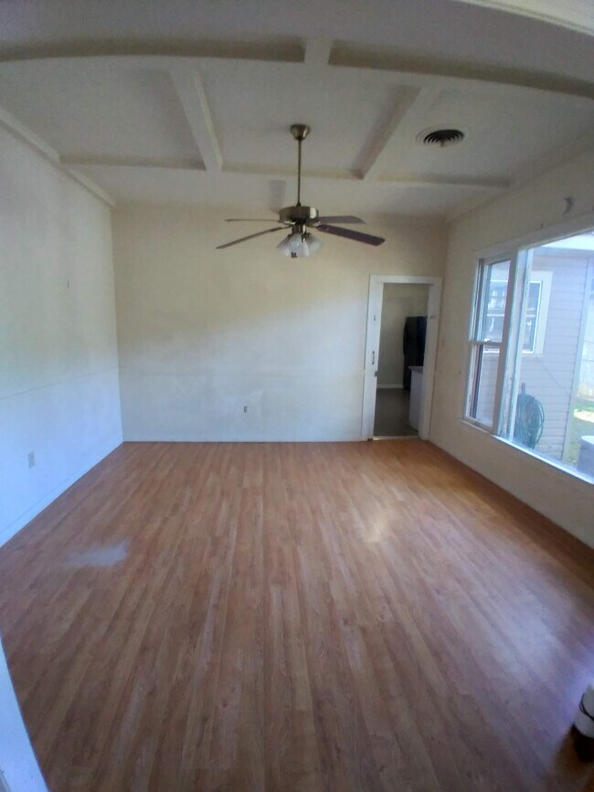 Photo - 105 W Commercial St