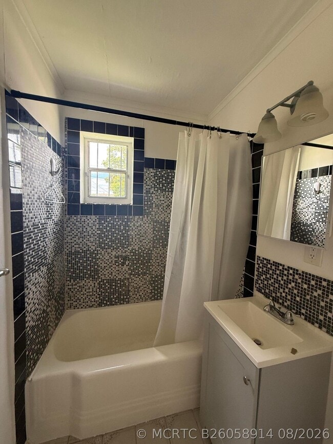 Photo - 865 W 3rd St