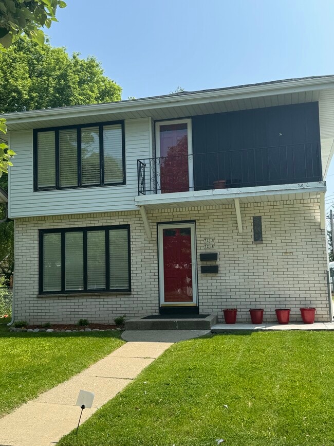 Building Photo - 7211 W Brentwood Ave Rental