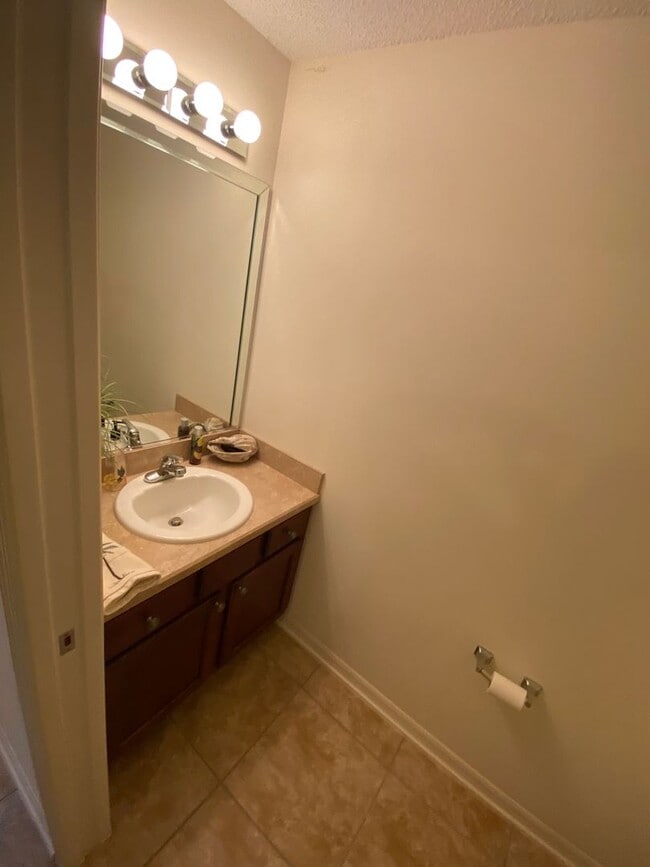 Photo - SEASONAL or ANNUAL LEASE. Large 4 Bed + 4 ...