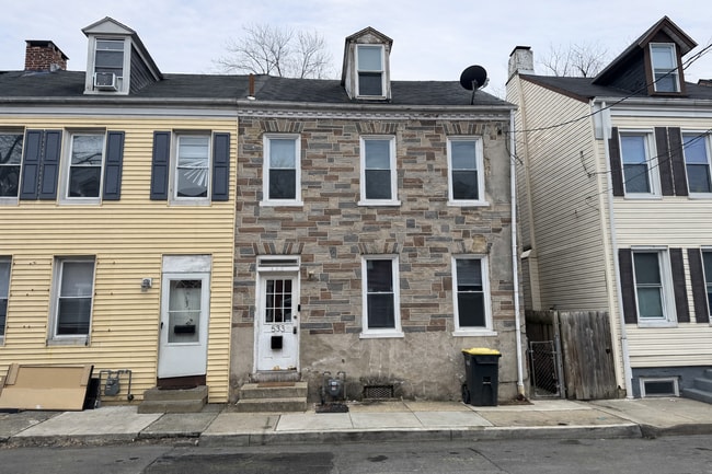 Building Photo - Updated 3 Bedroom, 1 Bath