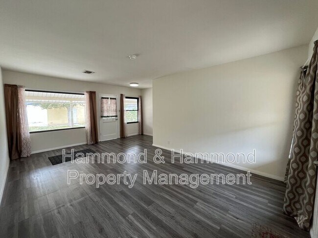 Photo - 18003 Saticoy St