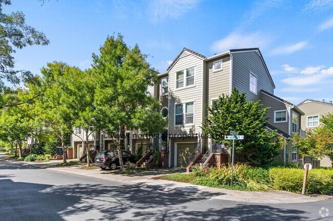 Building Photo - Light and Bright Brownstone on Greenspace Rental