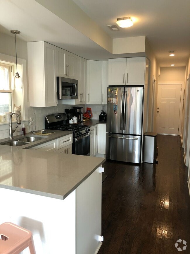Building Photo - 1528 W Superior St Unit 2F Rental