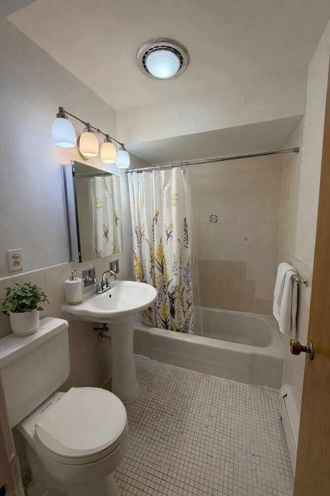 Photo - 6250 N Kenmore Ave