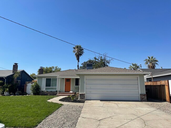Front of home - 902 El Rancho Dr House