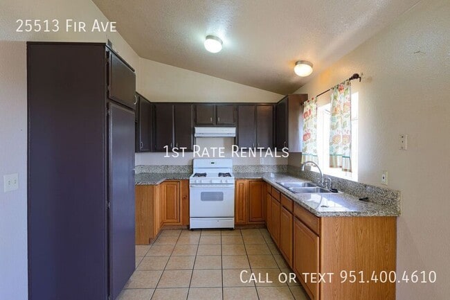 Photo - 25513 Fir Ave