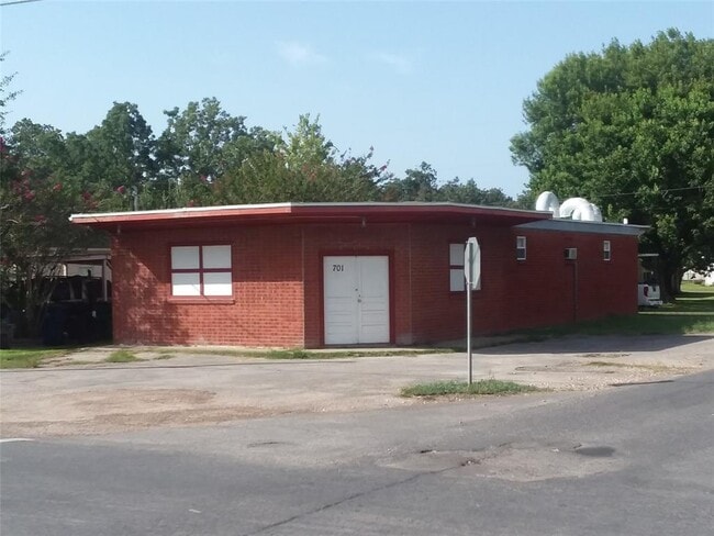 Photo - 701 E 6th St House