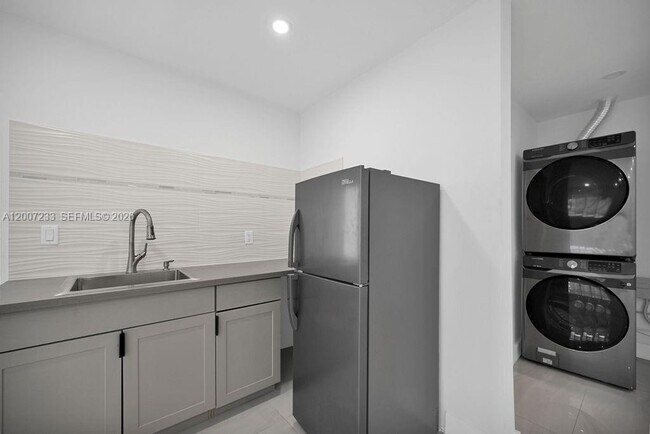 Photo - 570 NW 48th St Unit B