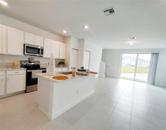 Photo - 400 SE Crossoak Ln