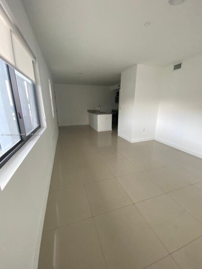 Photo - 423 E 27th St