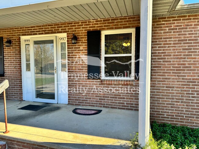 NEWLY RENOVATED! 2 bed, 1 Bath duplex in L... - NEWLY RENOVATED! 2 bed, 1 Bath duplex in L... House