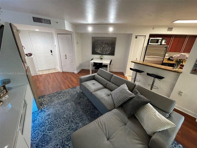 Photo - 791 N Pine Island Rd Unidad 205