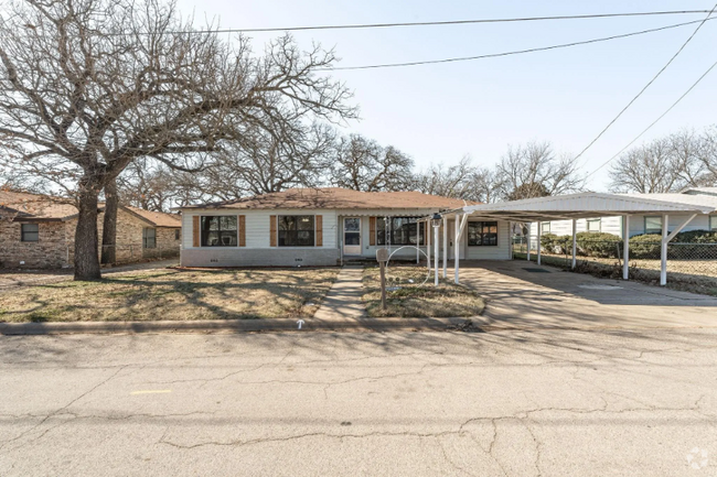 Building Photo - 1430 N Race Rental
