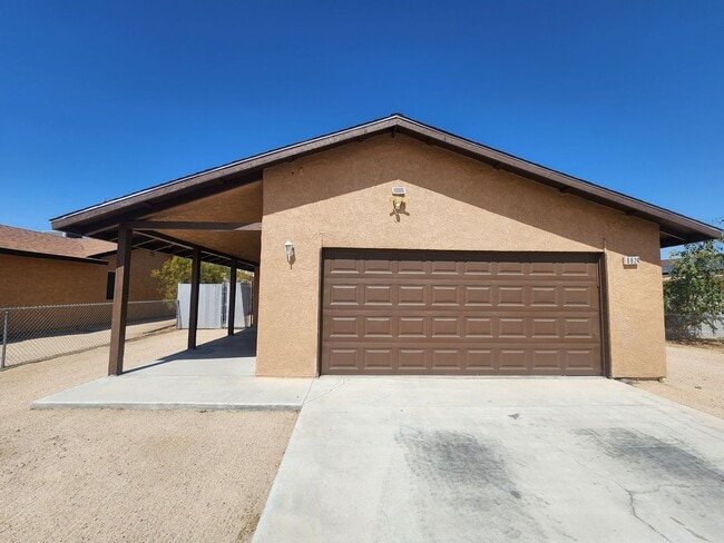 Building Photo - Spacious 3 Bedroom 2 Bathroom available now!
