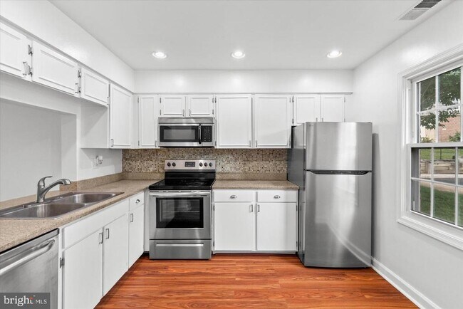 Photo - 8123 Kingsway Ct