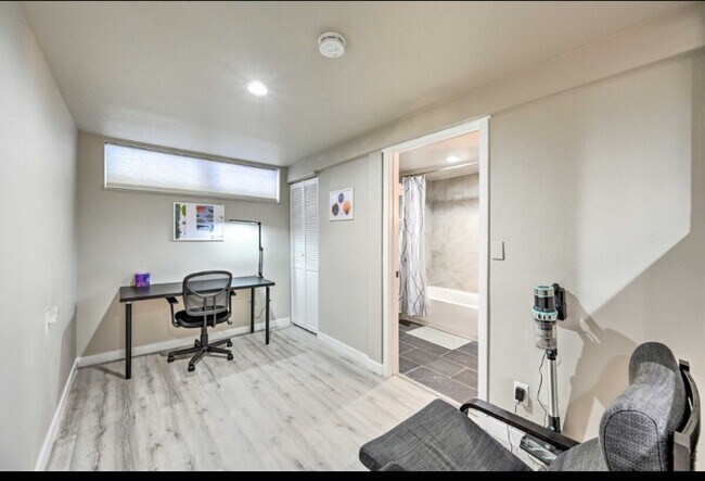 Photo - 1934 NE Northgate Way Unidad B