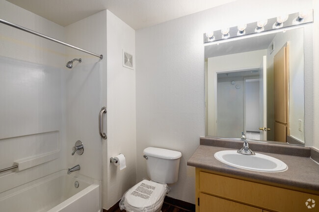 1BR, 1BA - 705SF - Bathroom