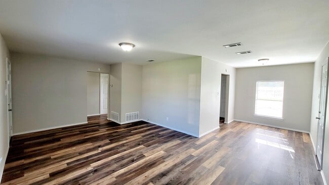 Photo - 1704 Langford St