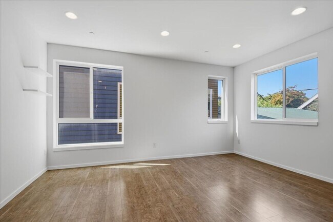 3216 15th Ave W