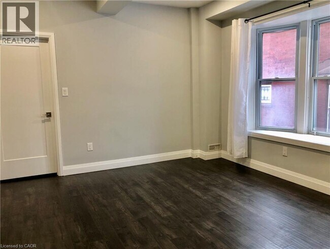 Photo - 8 Wellington St S Unit 2