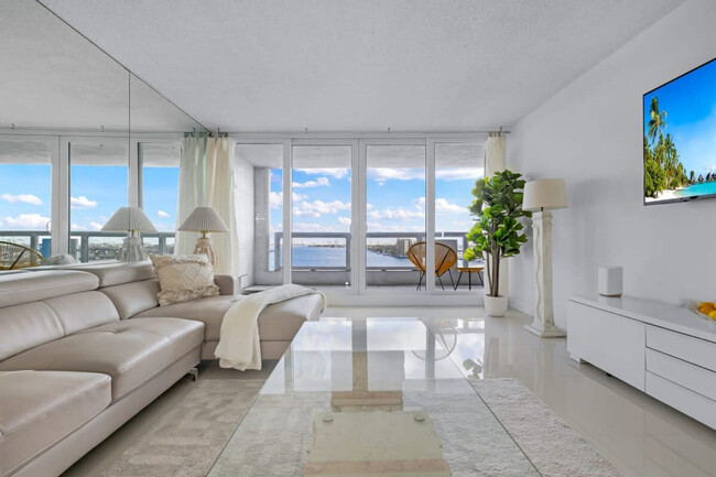 Building Photo - 1717 N Bayshore Dr Unit ID1054113P Rental