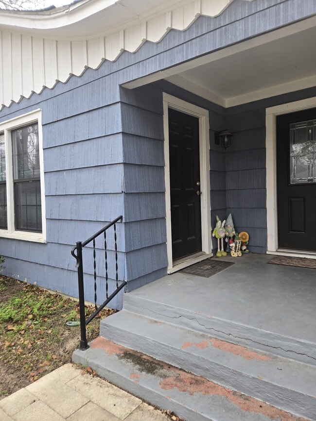 Building Photo - 1305 N Main St