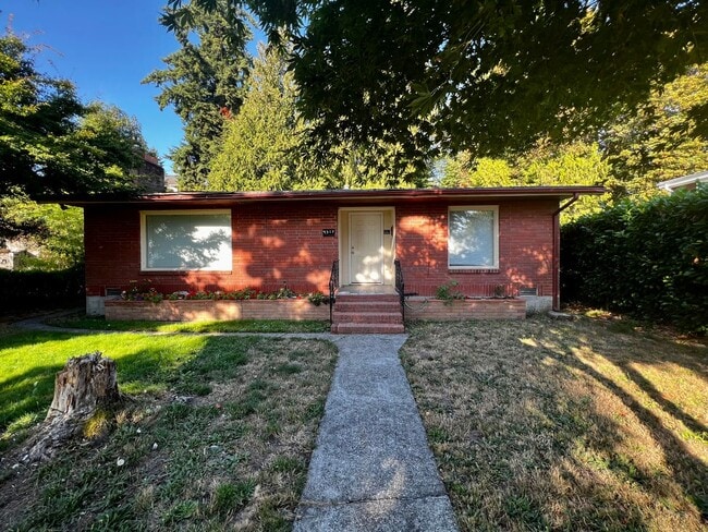 Building Photo - Home in Bremerton close to PSNS.