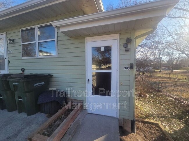 Building Photo - 905 Madison St