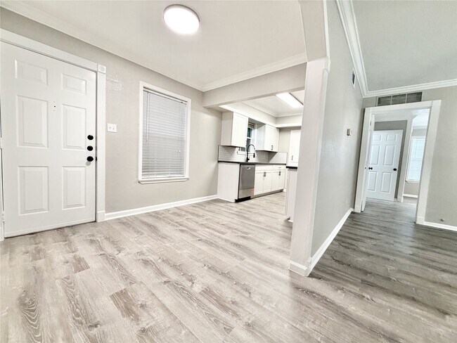 218 W 15th St Unit B