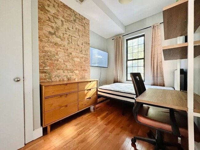 Building Photo - Furnished room/NOT APARTMENT Unit 2