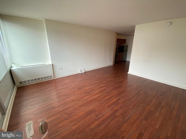 Building Photo - 604 S Washington Square Unit 118 Rental
