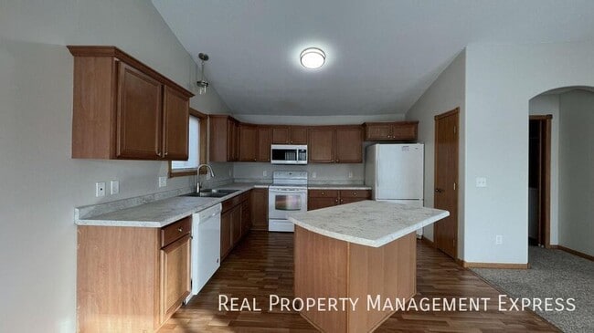 Photo - Spacious 4 Bed, 2 Bath Home in Northeast S...