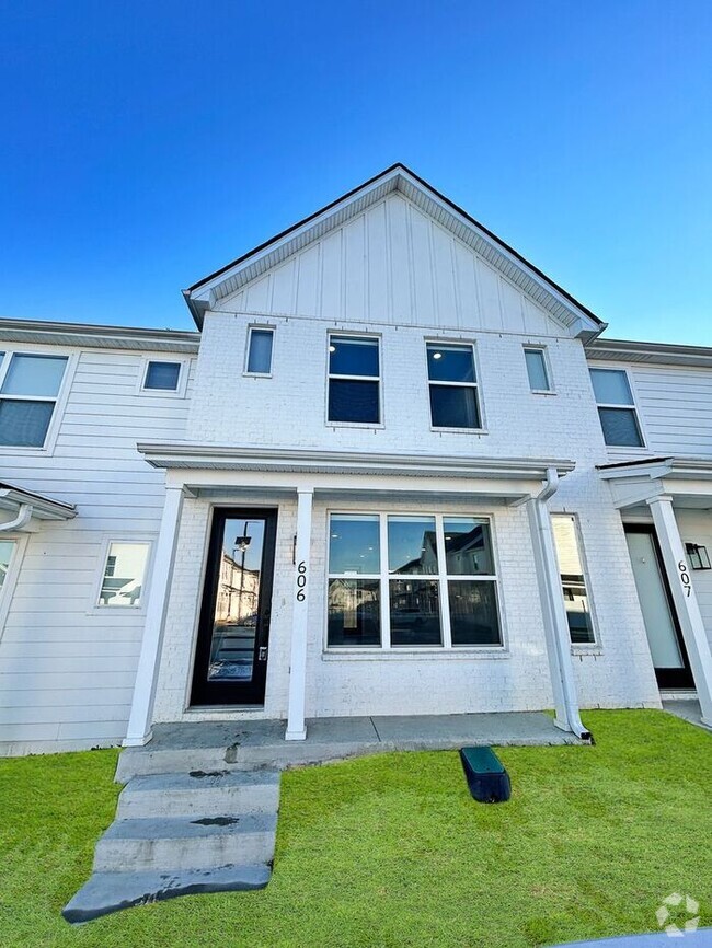 Building Photo - Modern 3-Bedrooms Townhome with Natural Li...